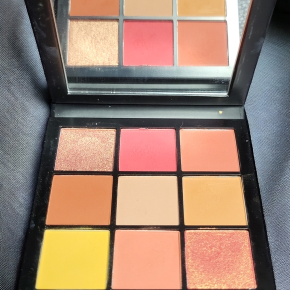 Huda Beauty Coral obsessions Eyeshadow Palette - Picture 3 of 4